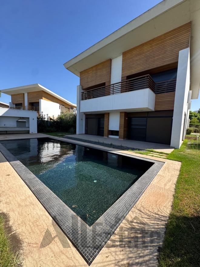 À louer – Superbe villa vide à CGI Bouskoura Ville Verte